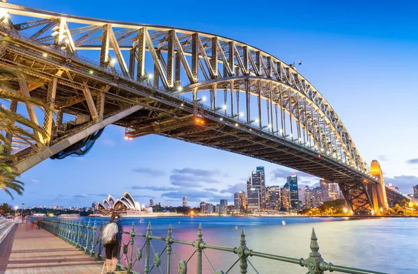 Vista notturna verso il cielo del Sydney Harbour Bridge — Foto Stock