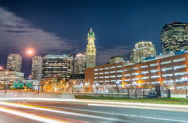 波士顿的夜晚的天际线。城市建筑的灯光 — 图库照片