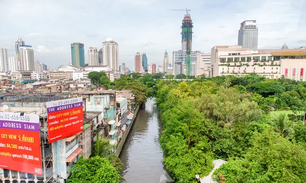 BANGKOK - HEINÄKUU 2008: Kaupunkirakennukset ja katu. Bangkok isännät 5 — kuvapankkivalokuva