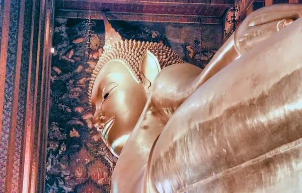 Statue en or de Bouddha inclinable, Wat Pho, Bangkok Thaïlande — Photo