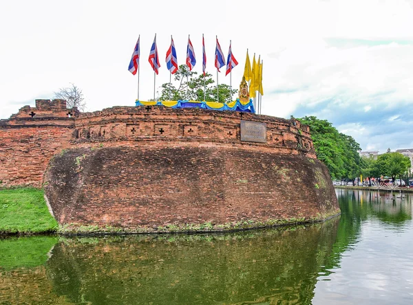 Chiang Mai ściany nad wodą - Tajlandia — Zdjęcie stockowe