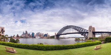 Bulutlu bir günde Sydney Körfezi'nin panoramik görünüm
