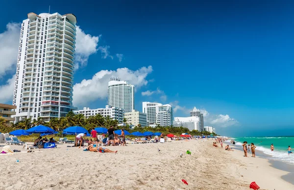 Prachtige kleuren van Miami Beach met mensen aan de kust — Stockfoto