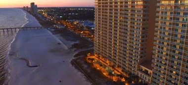 Panama Beach uzun kıyı şeridi, Florida. Geceleri hava panoramik