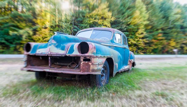 在一个字段上的老汽车残骸。 — 图库照片