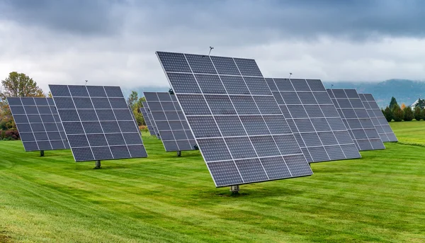 Moduli fotovoltaici su campo — Foto Stock