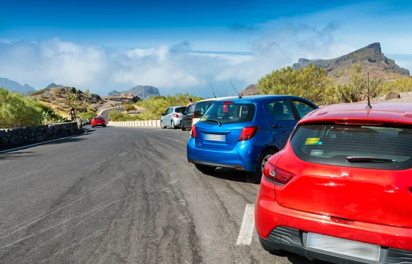 Coches de colores aparcados en una carretera de montaña —  Fotos de Stock