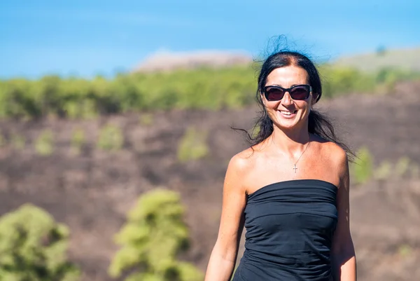 Glückliche Frau lächelt ins Outdoor-Leben, Bergszenario — Stockfoto