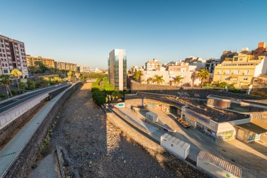 Santa Cruz de Tenerife, gün batımında şehir binaları