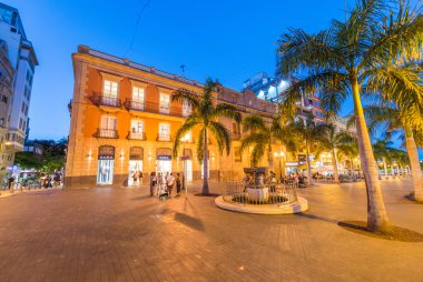 Santa Cruz, Tenerife - 6 Eylül 2016: İspanya Meydanı gece.