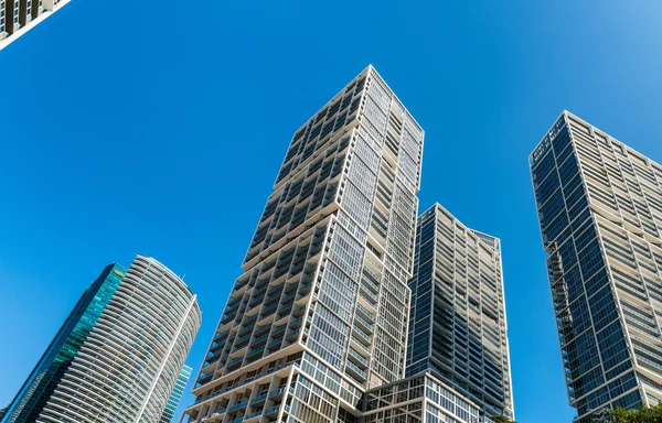 Hermoso horizonte de Miami. Edificios urbanos y rascacielos —  Fotos de Stock