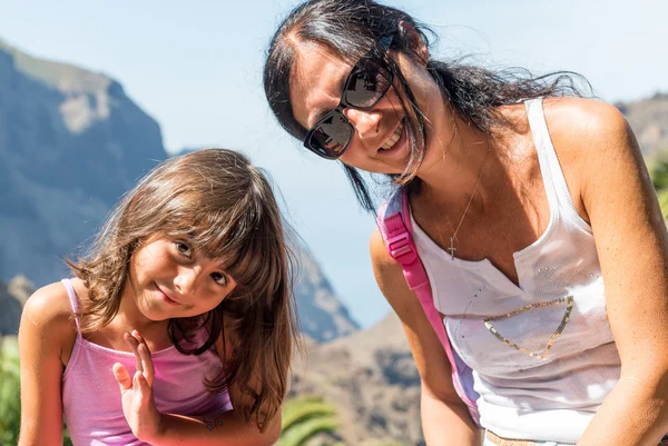 Glückliche Mutter und Tochter genießen das Leben im Freien — Stockfoto