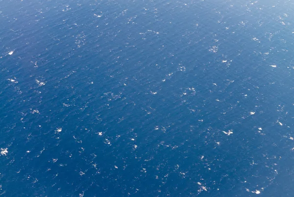 Ondas oceânicas vistas da janela do avião. Fundo marinho — Fotografia de Stock