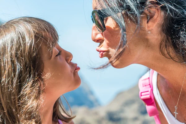 Madre e hija besándose al aire libre — Foto de Stock