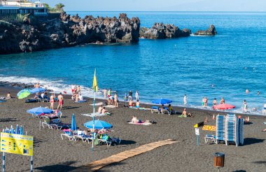 Puerto De Santiago, Tenerife - 7 Eylül 2016: Turist tadını çıkarın
