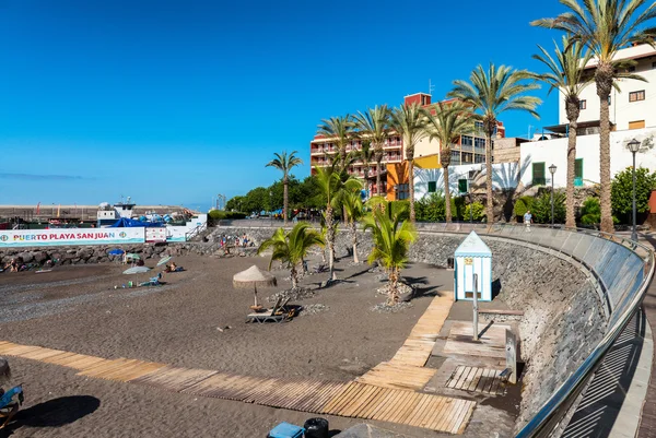 Tenerife, Spanien - 7 September 2016: Turister njuta av vulkaniska bea — Stockfoto