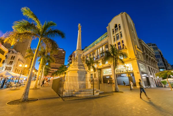 SANTA CRUZ, TENERIFE - 6 DE SEPTIEMBRE DE 2016: Plaza de España por la noche . — Foto de Stock