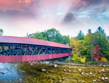 Alacakaranlıkta New England ahşap köprü