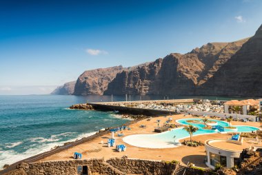 Havuzları ve kayalıklarla Los Gigantes - Tenerife