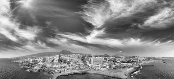 Playa de Las Americas, Tenerife. Prachtige panoramische zwart en w — Stockfoto