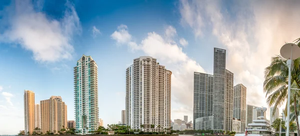 Brickell 键，迈阿密。市中心的天际线 — 图库照片