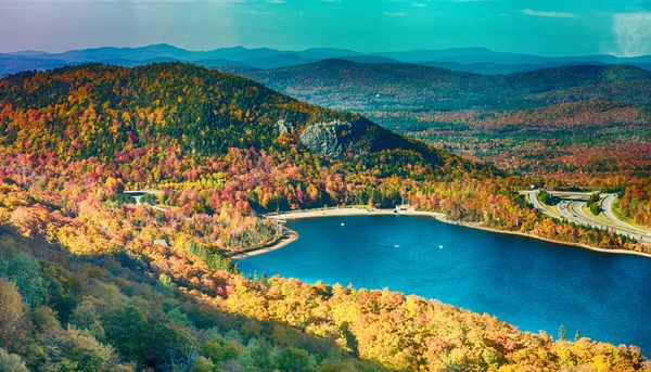 Magnificencia del escenario de follaje de Nueva Inglaterra en otoño —  Fotos de Stock