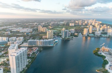 Miami Beach kıyı şeridi, alacakaranlıkta havadan görünümü