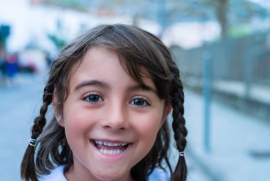 İlk gün İlköğretim okul kızı mutlu yüz ifadesi 