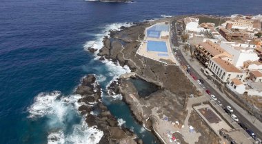 Güzel sahil şeridinin havadan görünüşü