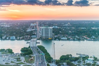 Miami alacakaranlıkta. Şehir merkezine Causeway Plajı'na