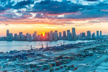 Miami - Şubat 2016: Sunset şehir manzarası. Miami 1 çekiyor