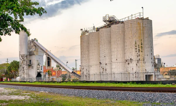 Kemiska industrianläggningar med lagringstankar — Stockfoto