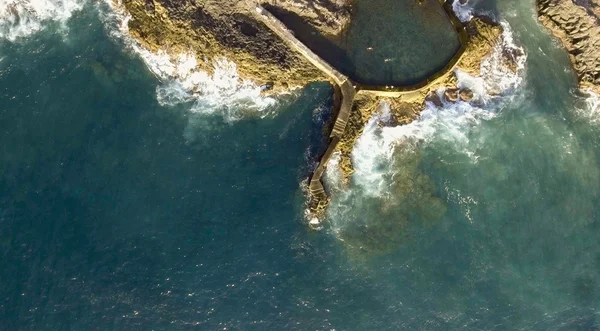 Piscina natural ao longo das rochas do oceano, vista aérea — Fotografia de Stock