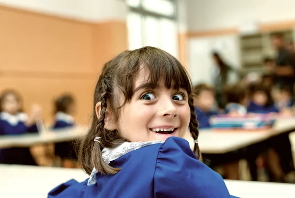 Expresión de cara sorprendida de una niña en la escuela primaria —  Fotos de Stock