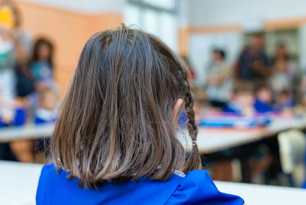 Aula primaria vista desde la parte posterior de una colegiala —  Fotos de Stock