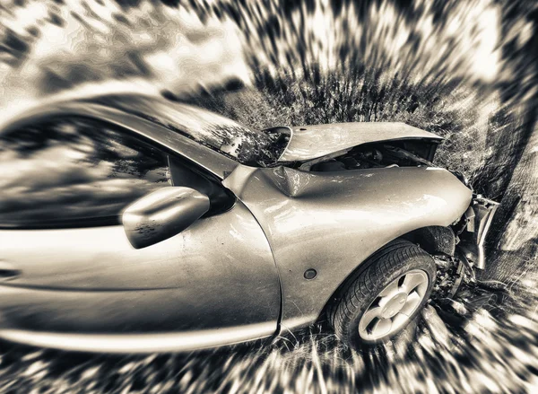 Acidente rodoviário. Carro contra uma árvore — Fotografia de Stock