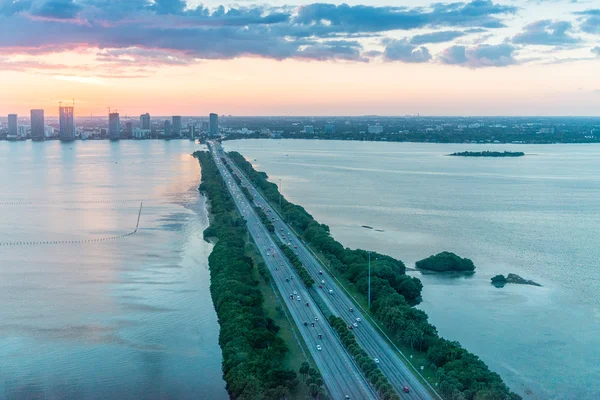 Miami au crépuscule. Chaussée du centre-ville à la plage — Photo