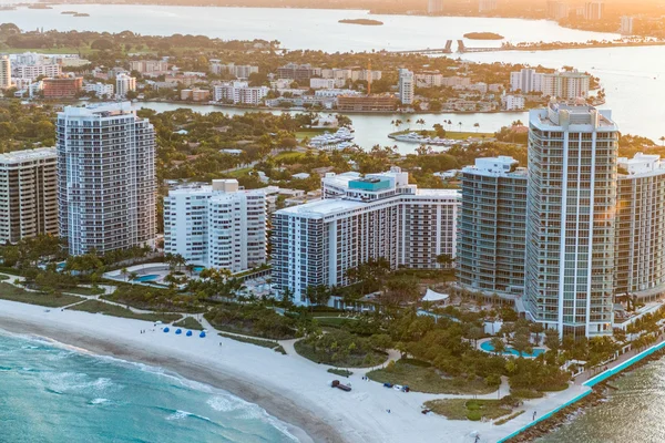 Skyline de Miami Beach, vue aérienne au crépuscule — Photo