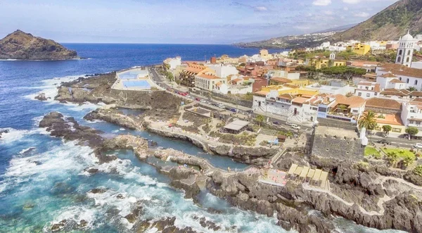 Vista aérea de piscinas naturais ao longo do oceano — Fotografia de Stock