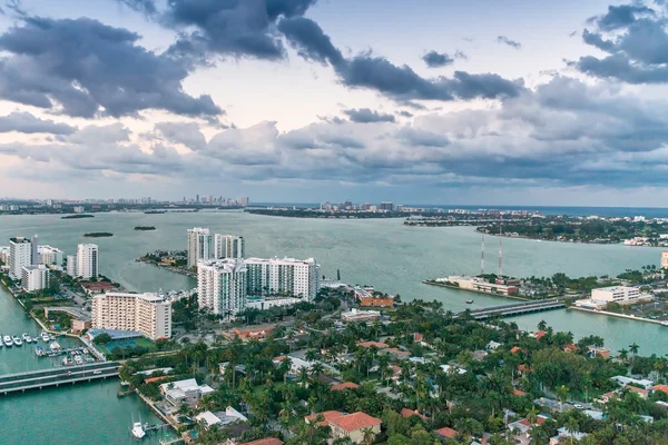 Miami causeway a levegőből. A légi felvétel a floridai partvidék — Stock Fotó