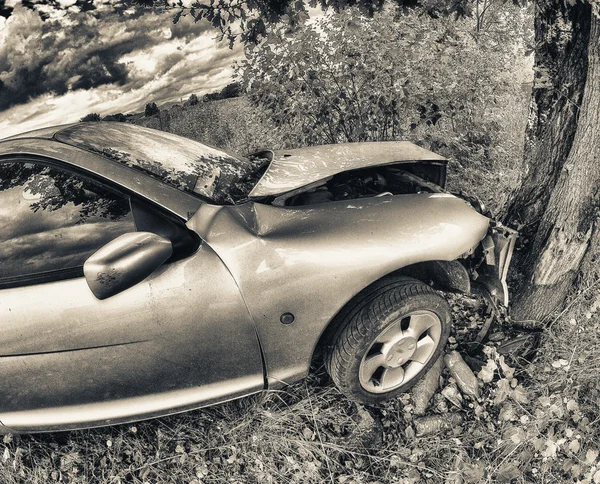 Poškozený automobil. Silniční nehody autonehoda na město silnice vysoké — Stock fotografie