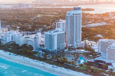 Miami Beach kıyı şeridi, alacakaranlıkta havadan görünümü