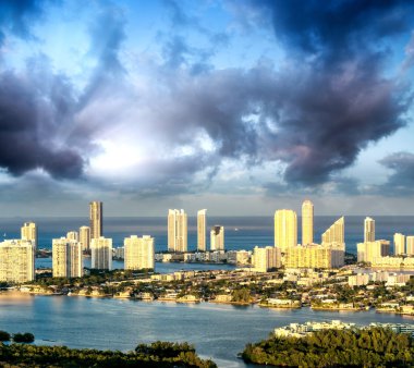 gün batımında Miami Beach havadan görünümü