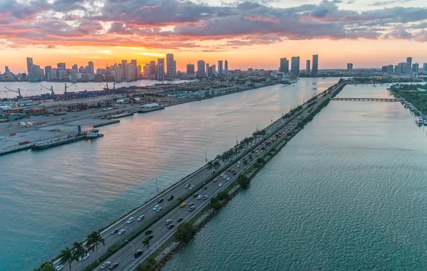 Miami causeway a levegőből. A légi felvétel a floridai partvidék — Stock Fotó