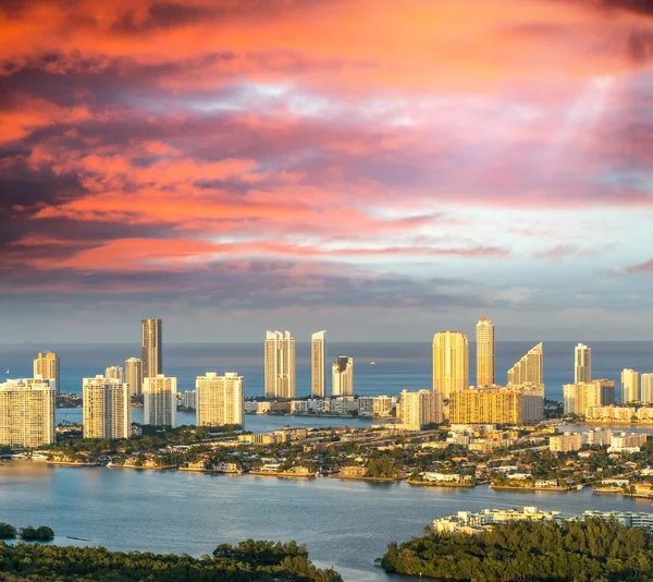 Gebäude und Skyline von Miami Beach bei Sonnenuntergang — Stockfoto