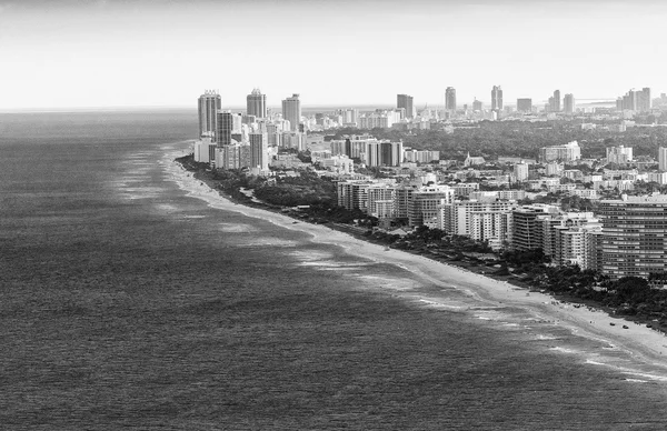 Černá a bílá letecký pohled na panorama Miami Beach, Florida - nás — Stock fotografie