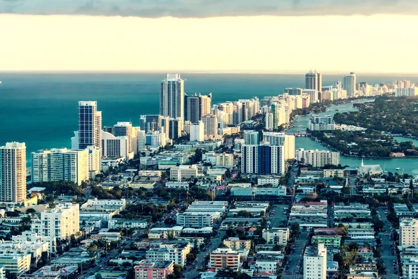 Edifícios e skyline de Miami Beach ao pôr do sol — Fotografia de Stock
