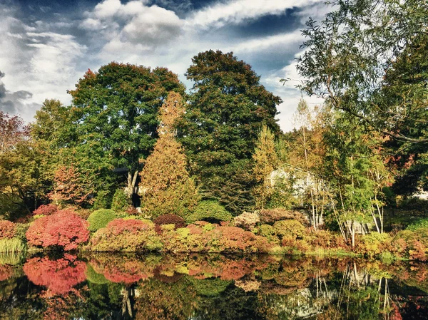 Hermoso lago y coloridos árboles de Nueva Inglaterra en el follaje del mar — Foto de Stock