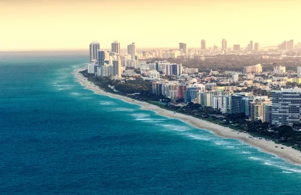 Edifici e skyline di Miami Beach al tramonto — Foto Stock