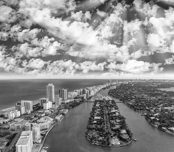 Miami beach aus der Luft, schwarz-weiße Luftaufnahme — Stockfoto